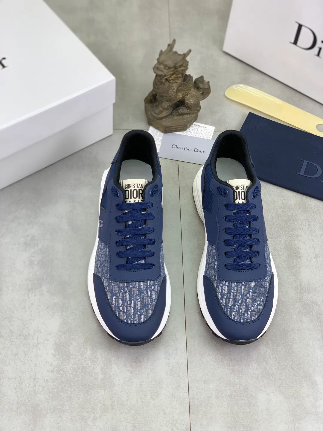 Men's shoes 💰P420 New Dior Chrono 2025 new product B30 series, in white and black fly woven series, decorated with computer-printed CD logo on both sides, star patch on the tongue and Dior logo on the heel, many details highlight the style. The interior is matched with the original color matching mesh, and the interior of the body is supported by low-temperature shaping sheets, and is filled with light feather cotton to keep the interior full and soft against the feet. The exclusive open-molded outsole adopts a one-piece molding process, so there is no need to worry about problems such as the opening and falling of sole decorative accessories. It is light and comfortable to wear, yet strong and wear-resistant. The two-color shoelaces are accessorized with exquisite metal five-pointed star pendants, creating a high-end, trendy and casual look at all times. Color: white black blue code number: 38-44 (45 customized)